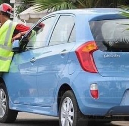 درهمان للخبز… وخمسة لأصحاب الجيلي: هل تحولت دقائق التوقف إلى تجارة مفتوحة في مراكش؟