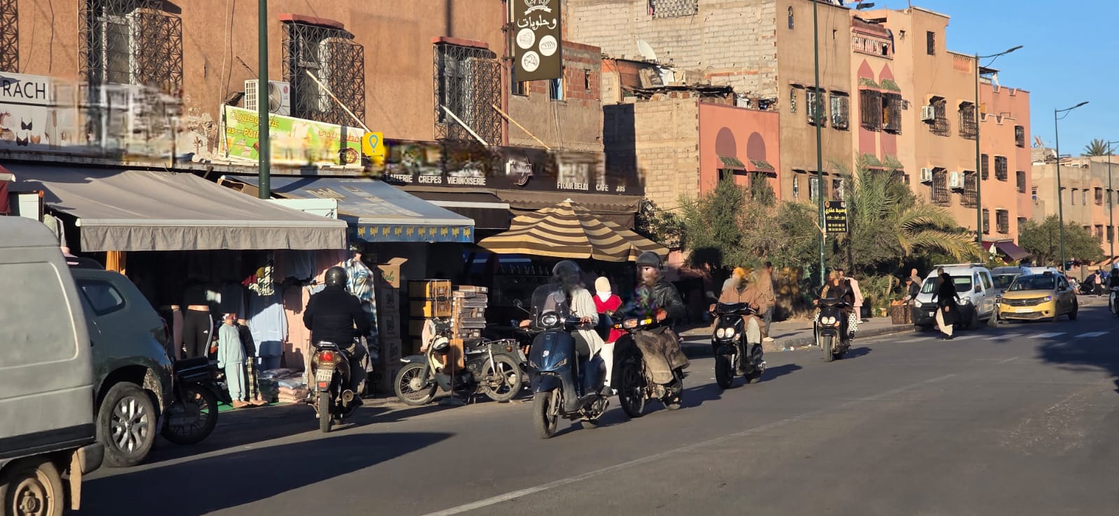 الرصيف في الداوديات: مساحة للمشاة نظريًا، ومجال متعدد الاستعمالات عمليًا
