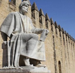 من قرطبة إلى مراكش: ابن رشد يعود إلى أحضان المملكة تخليداً لذكراه 900