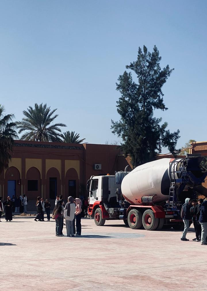 شاحنة لخلط الخرسانة تخترق ساحة ثانوية الموحدين بمراكش دون حواجز الأمان اين دور الإدارة ؟
