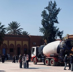 شاحنة لخلط الخرسانة تخترق ساحة ثانوية الموحدين بمراكش دون حواجز الأمان اين دور الإدارة ؟