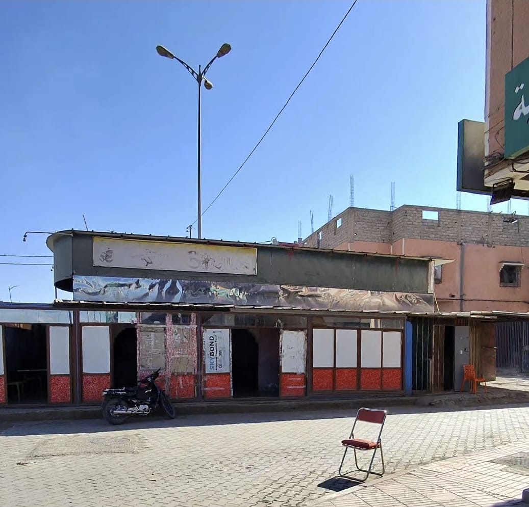 لوداية: عمود إنارة عمومي محتجز داخل مقهى… من يحمي الملك العمومي ومن يوقف هذا المشهد الصادم؟