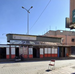 لوداية: عمود إنارة عمومي محتجز داخل مقهى… من يحمي الملك العمومي ومن يوقف هذا المشهد الصادم؟