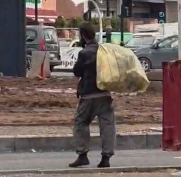 مراكش تخلع قناع "المناسبات": عودة المشردين للأرصفة.. ندبة في وجه التنمية ووصمة عار تدبيرية