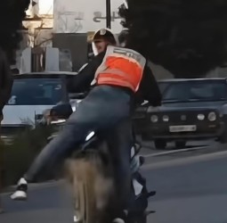 حادث مأساوي دقائق قبل الإفطار: سائق دراجة يصيب شرطياً