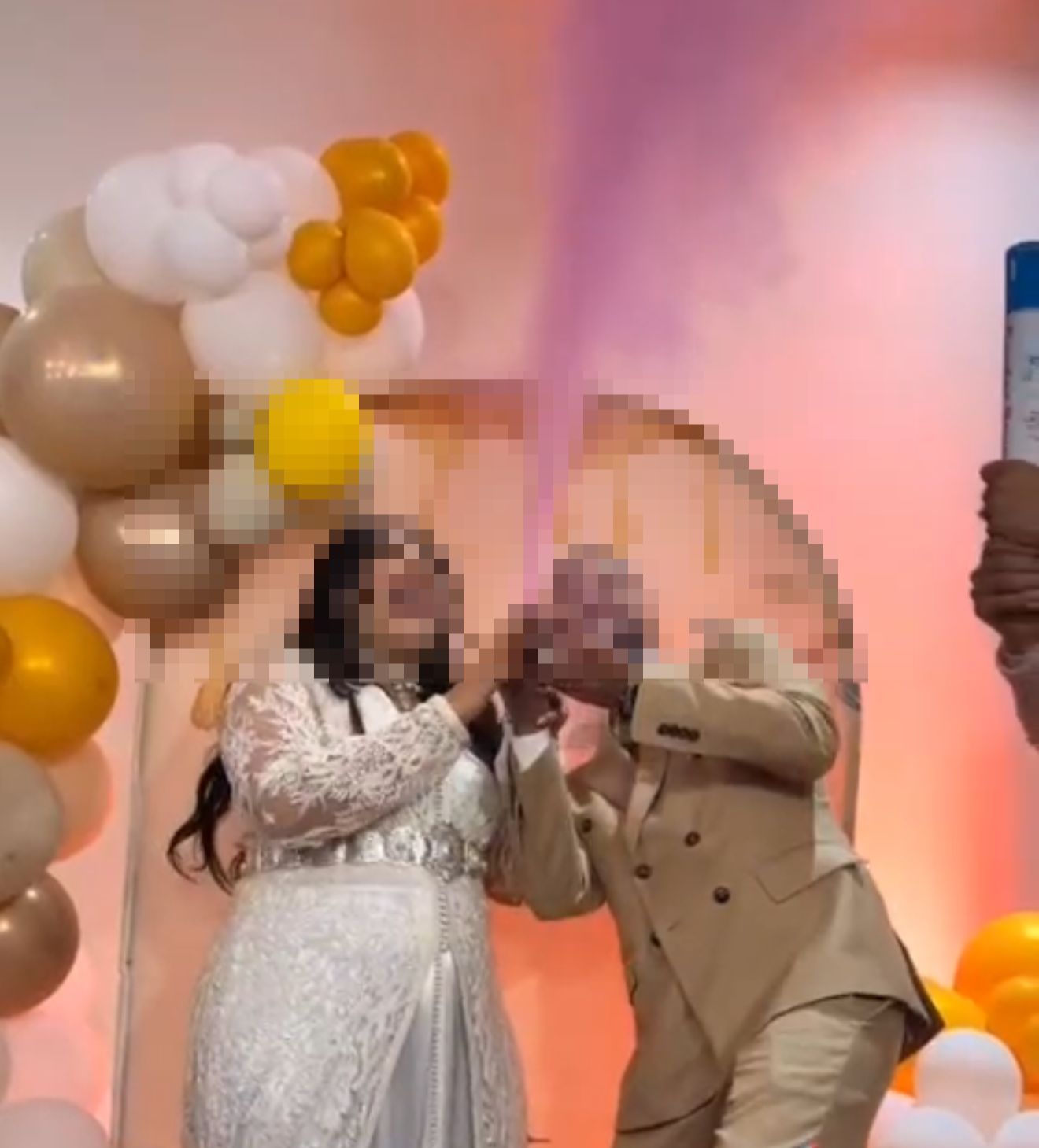 حين يُستعرض الذهب وتغرق البيوت… مفارقة فاضحة في زمن الفيضانات