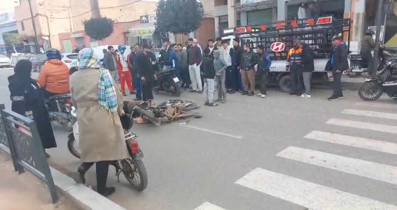 مأساة في حي إزيكي.. اصطدام عنيف بين دراجتي "C50" و "SH" يخلّف قتيلاً وإصابة خطيرة