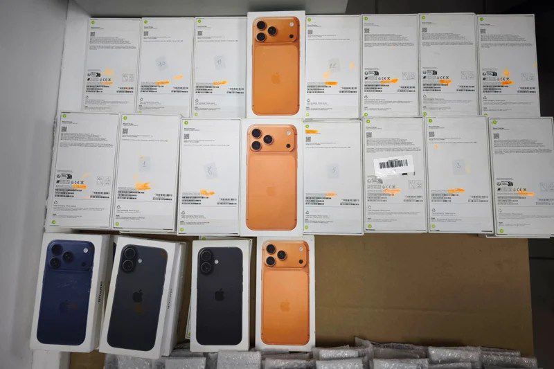 جمارك مراكش تحجز هواتف آيفون (برو ماكس) مخبأة تحت ملابس مسافرين