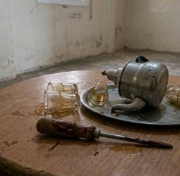 مراكش :زوجة تغرز 'طورنوفيس' في رأس زوجها وتصيبه بعاهة مستديمة بعد عودتها في منتصف الليل