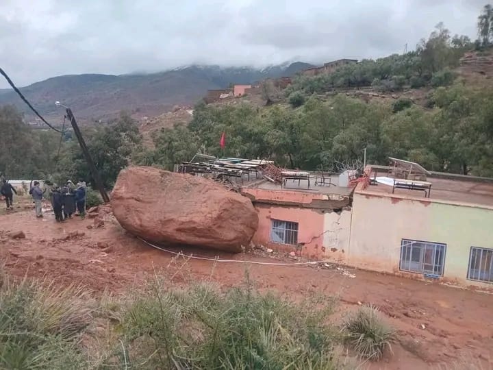 إقليم الحوز: انهيار صخري يغلق أبواب مدرسة تصورت بتغدوين.