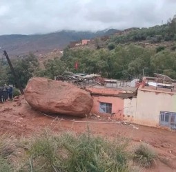 إقليم الحوز: انهيار صخري يغلق أبواب مدرسة تصورت بتغدوين.