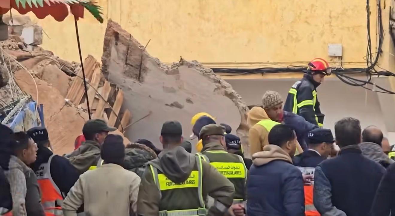 انهيار جزئي لبناية بالعكاري ينهي حياة شخصين ويدخل آخرين المستشفى