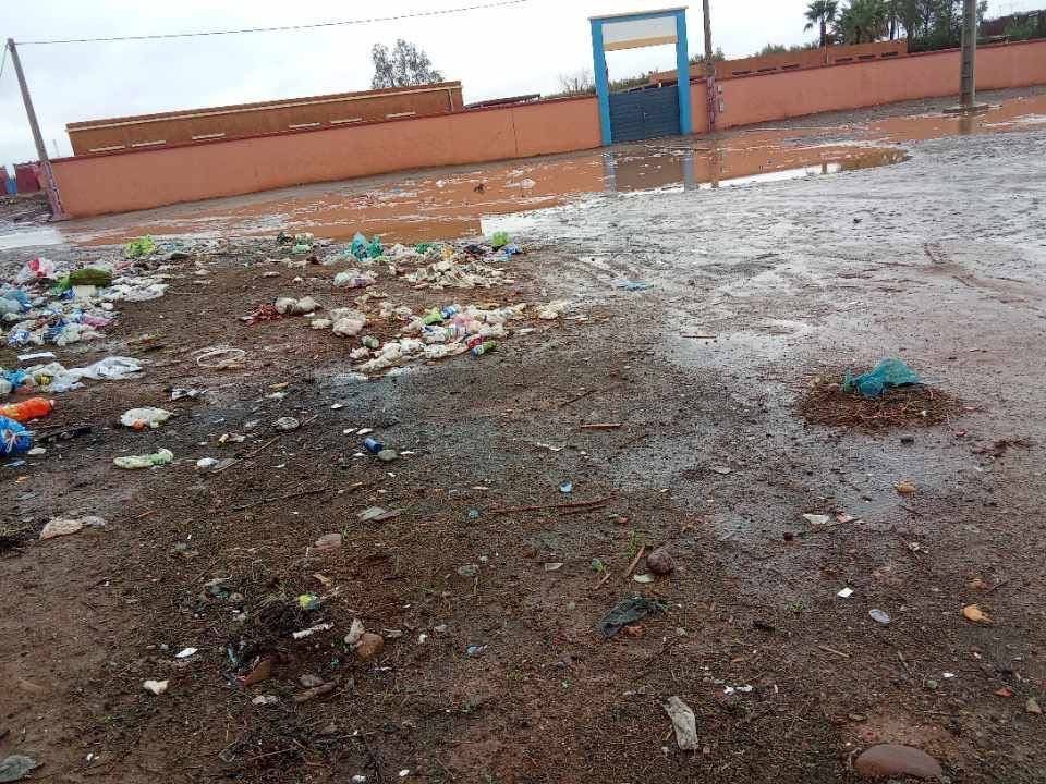 الأوحال والنفايات تحاصر مدرسة الابتدائية - دائرة الويدان