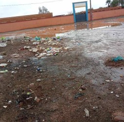 الأوحال والنفايات تحاصر مدرسة الابتدائية - دائرة الويدان