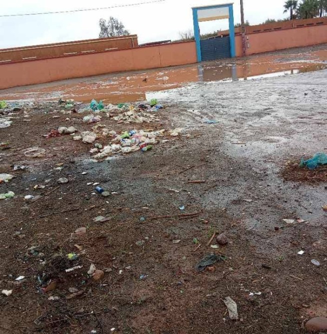 الأوحال والنفايات تحاصر مدرسة الابتدائية - دائرة الويدان
