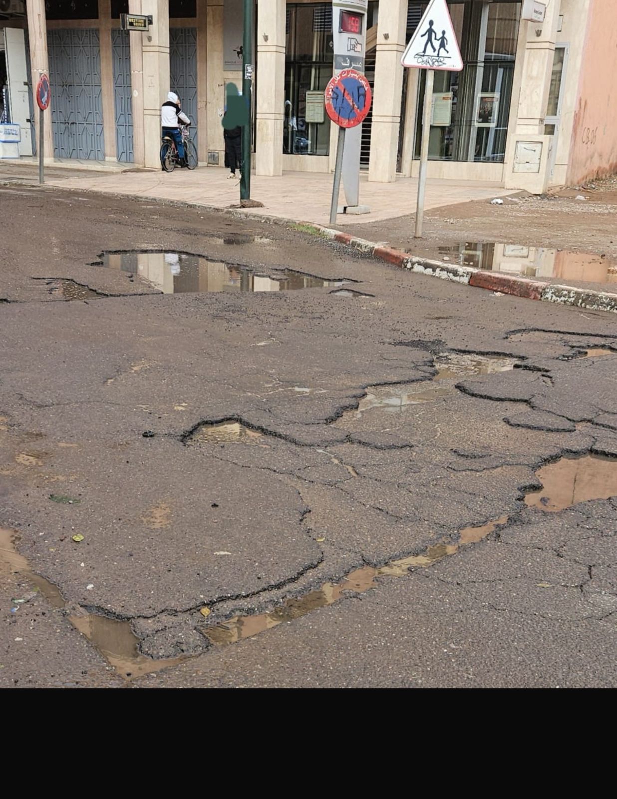 حي صوكوما بمراكش: "حفر وبرك مائية" تحول مدخل الحي إلى كابوس للمهنيين والساكنة