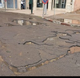 حي صوكوما بمراكش: "حفر وبرك مائية" تحول مدخل الحي إلى كابوس للمهنيين والساكنة