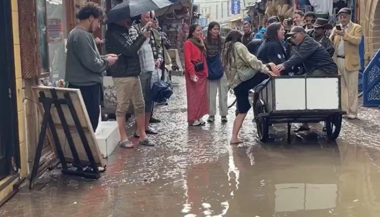 "الله يجيبها على قد قوادسنا".. أمطار الخير بالصويرة تكشف الحاجة لتقوية البنية التحتية