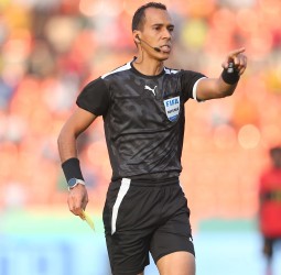 صافرة موريتانية تقود قمة المغرب والكاميرون في ربع النهائي