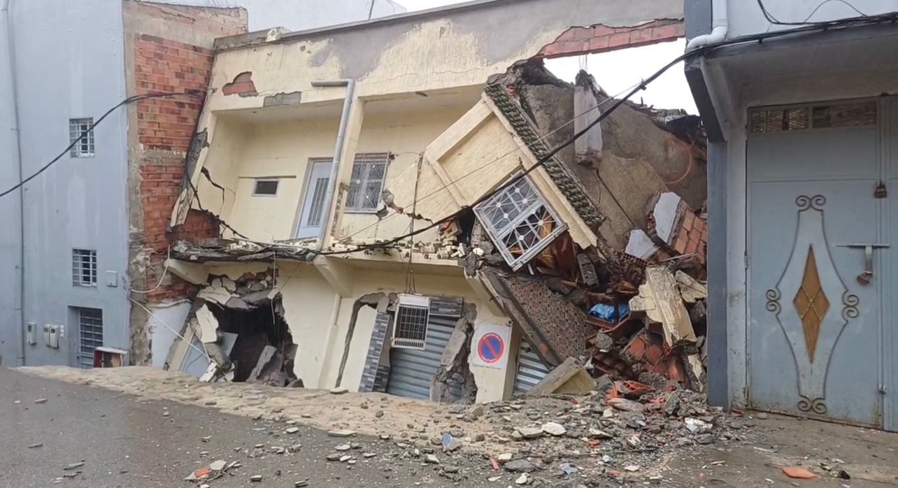 انهيار منزل بتاونات يستنفر السلطات ويزرع الرعب وسط السكان