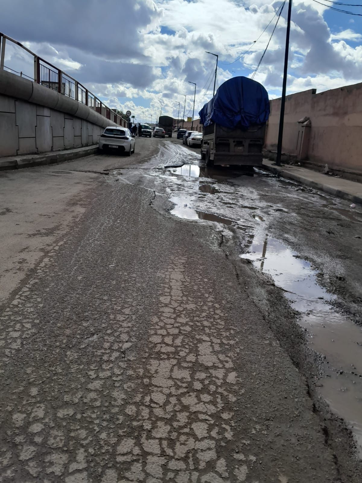 سوق الجملة بمراكش: شريان اقتصادي في حالة "ترقب".. ومطالب بتدخل عاجل لإصلاح البنية التحتية