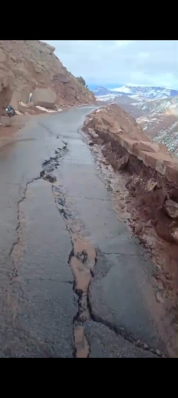 الحوز:خطر يتربص بمستعملي طريق "أوكايمدن".. انهيارات صخرية وتصدعات تنذر بالكارثة