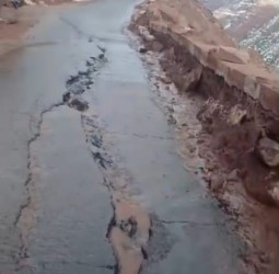 الحوز:خطر يتربص بمستعملي طريق "أوكايمدن".. انهيارات صخرية وتصدعات تنذر بالكارثة