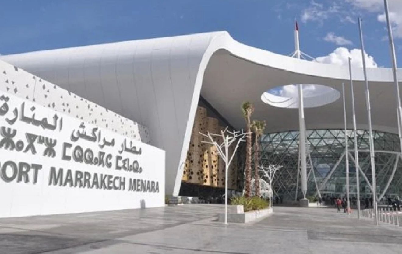 استمرار الحركة الجوية بشكل طبيعي بعد تضرر جزئي للسقف المستعار بسبب الرياح