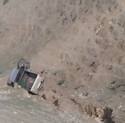 انقلاب سيارة من منحدر خطير بين أمزميز وتافكاغت دون خسائر بشرية