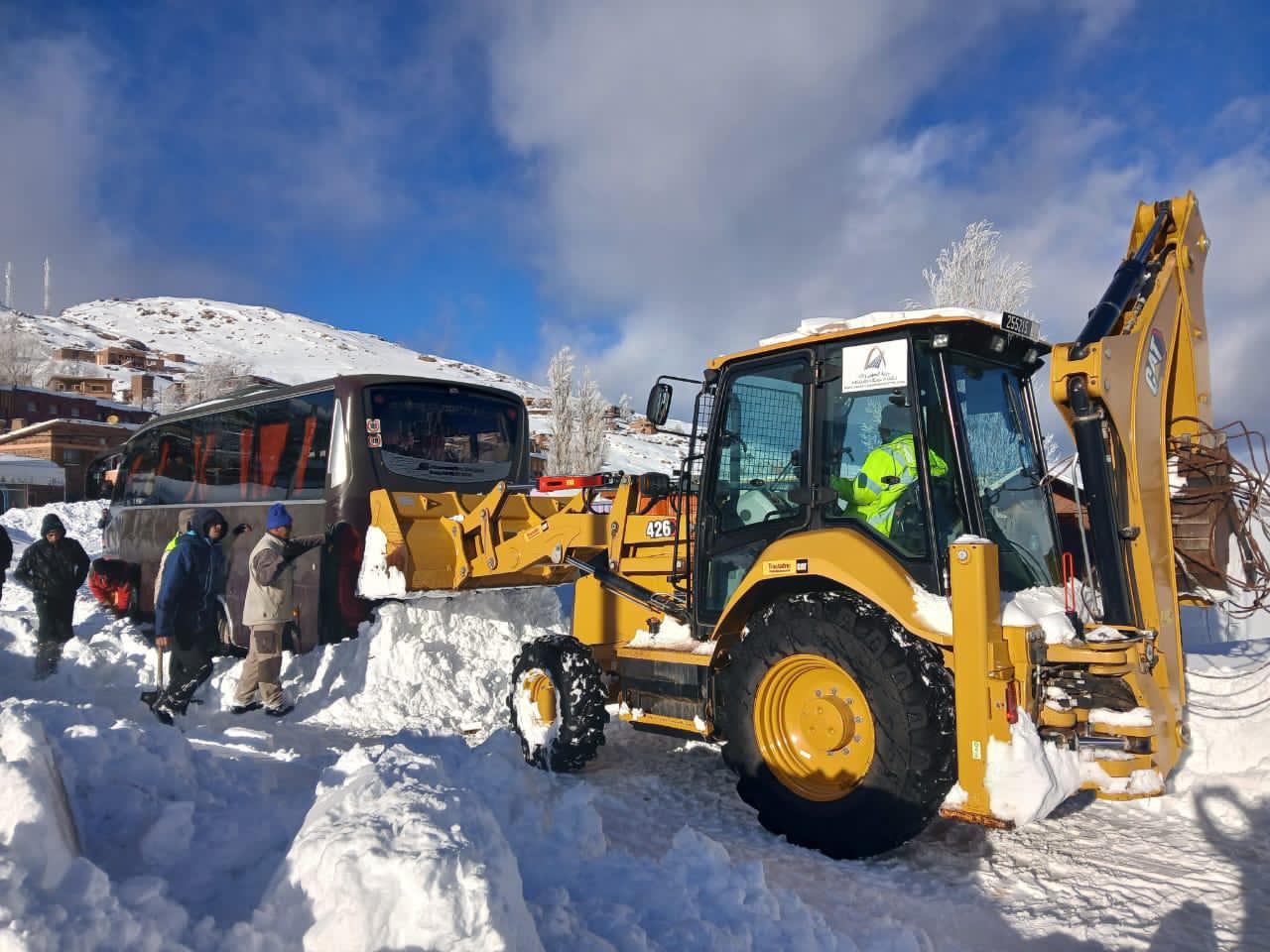 أوكايمدن :السلطات تنجح في إنقاذ حافلة "عالقة" بالمحطة الشتوية