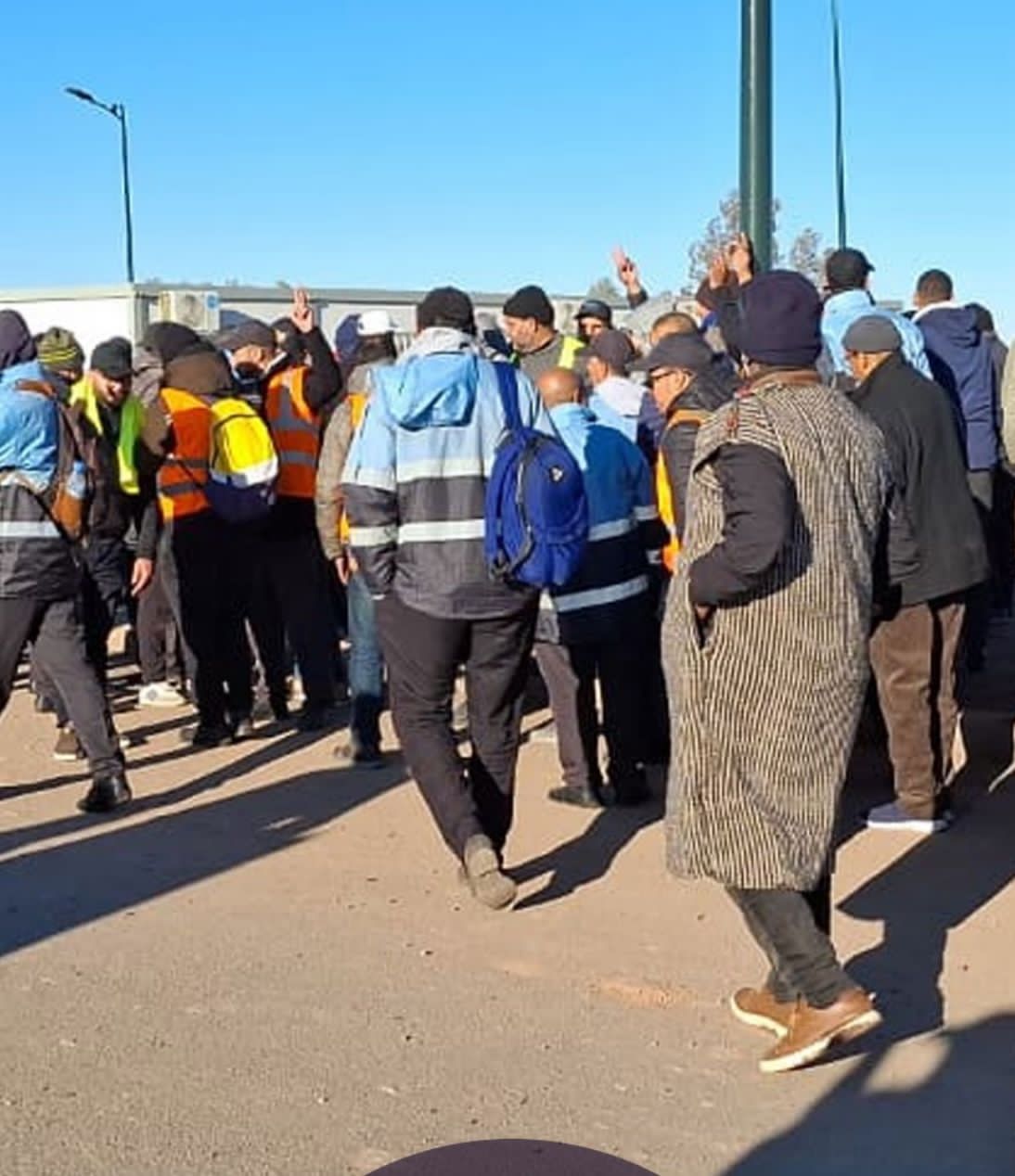 "بلوكاج" النقل يشل مراكش.. والطلبة والموظفون أكبر الضحايا في إضراب سائقي الحافلات