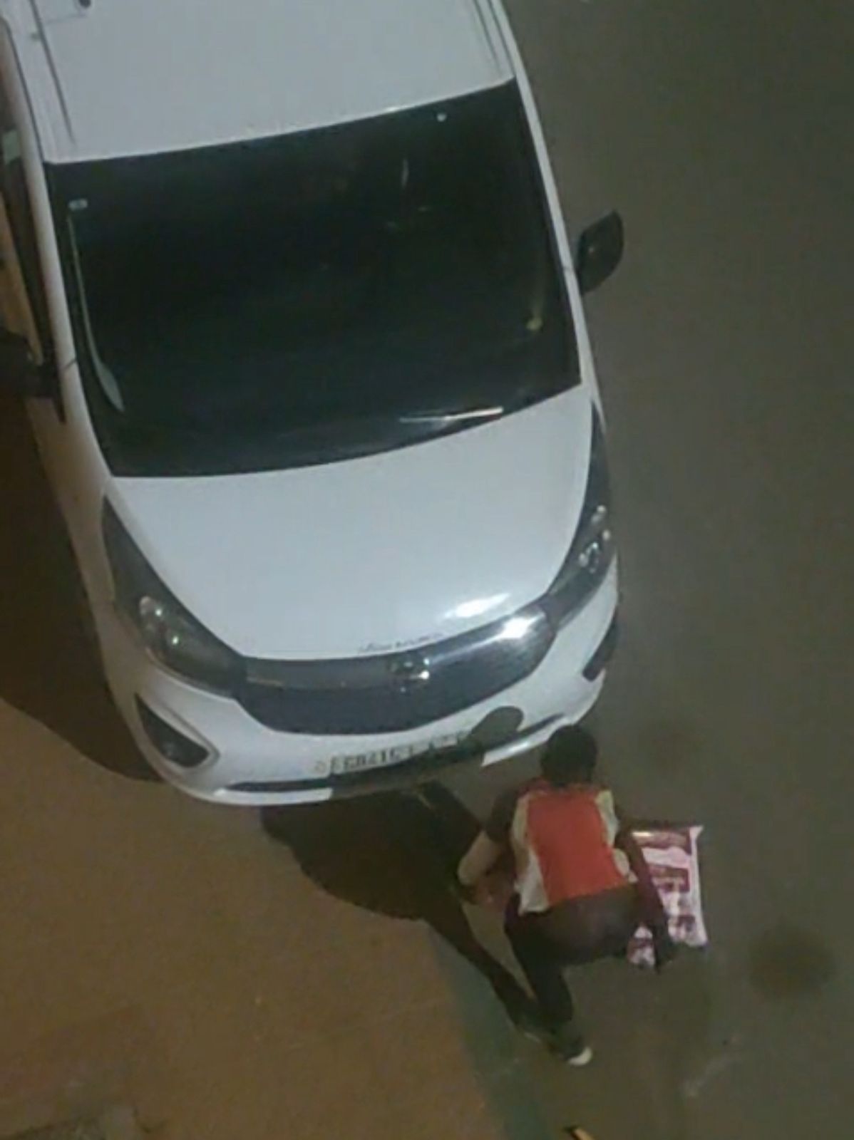 "سراق الزيت" حي مبروكة.. افريقي يسرق الزيت والدقيق ويخفيه تحت السيارات!