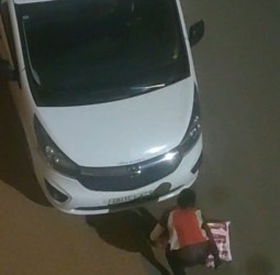 "سراق الزيت" حي مبروكة.. افريقي يسرق الزيت والدقيق ويخفيه تحت السيارات!