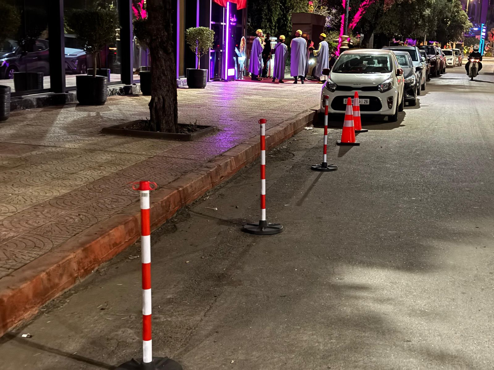 "الزنقة ديالتنا كاملين.. ماشي ملكية خاصة!": فوضى الحواجز كتحتل الحي الشتوي ومراكش كتسنى التدخل