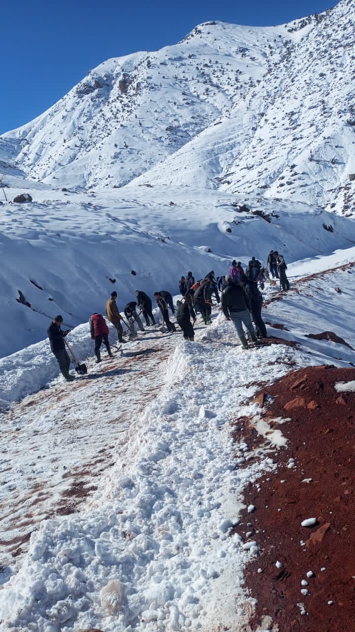 الحوز: في غياب "الجماعة".. ساكنة "كوامان" بأوكايمدن تفك العزلة عن نفسها بـ"السواعد"