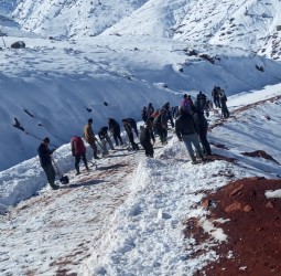 الحوز: في غياب "الجماعة".. ساكنة "كوامان" بأوكايمدن تفك العزلة عن نفسها بـ"السواعد"