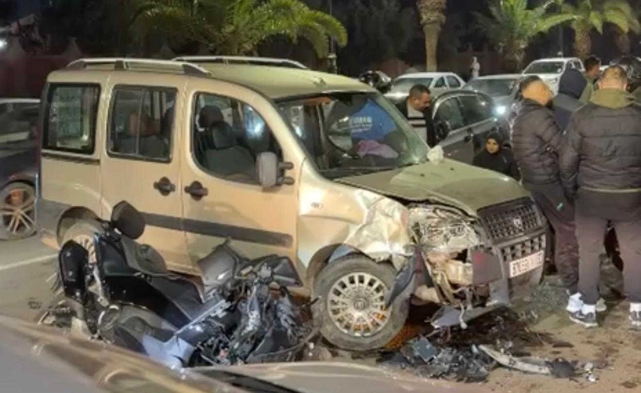 اصطدام قوي يحوّل دراجة نارية إلى حطام وسط شارع محمد السادس