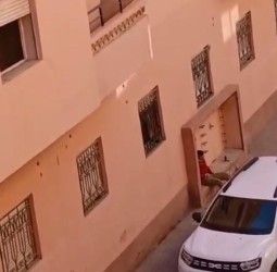 "مدمن" يثير الرعب بممارسة "العادة السرية" على النساء ومحاولة استدراج طفلة بحي مبروكة بمراكش