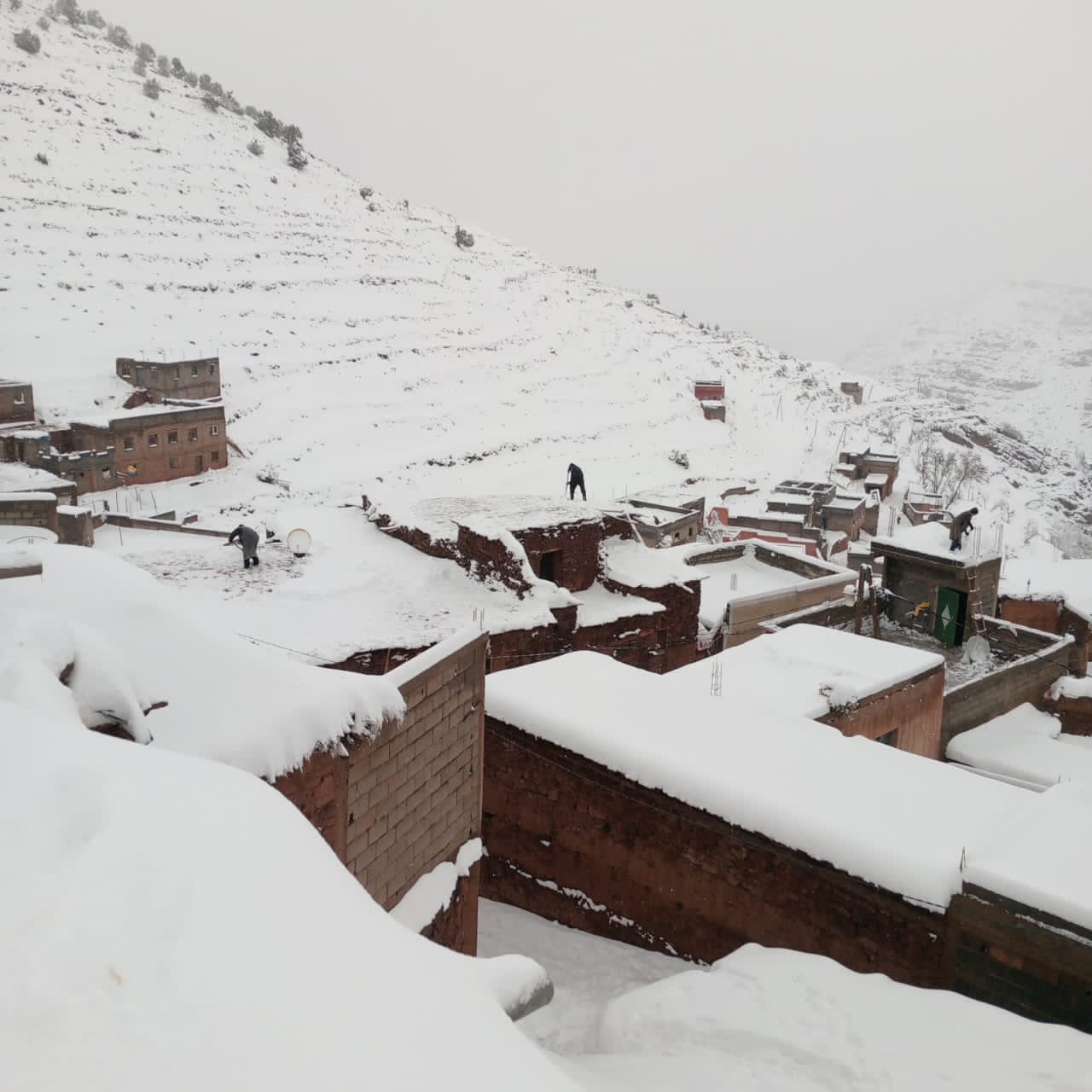 (بالصور) "كوامان".. حينما يتحول جمال الثلوج إلى سجن أبيض يعزل الساكنة عن العالم