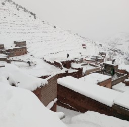 (بالصور) "كوامان".. حينما يتحول جمال الثلوج إلى سجن أبيض يعزل الساكنة عن العالم