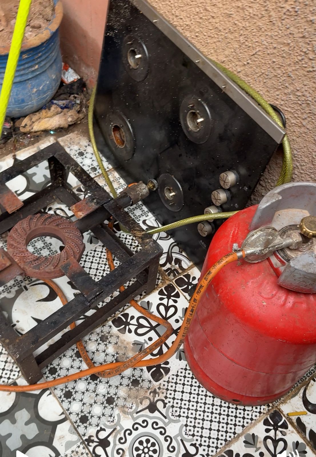 أفارقة يحتلون ممرات قسارية جواهر بعلال الفاسي ليلاً.. فوضى المعدات وقنينات الغاز تثير الاستنكار.