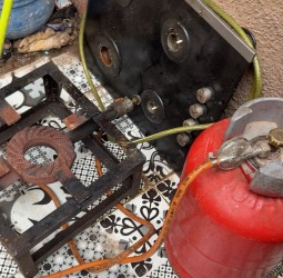 أفارقة يحتلون ممرات قسارية جواهر بعلال الفاسي ليلاً.. فوضى المعدات وقنينات الغاز تثير الاستنكار.