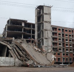 عمارة "عين مزوار" المنهارة.. و"قطع أرزاق" يطال أصحاب المحلات