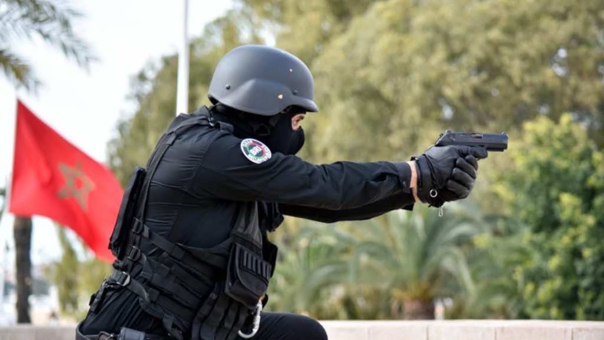 رصاصة تحذيرية تنهي حالة فوضى بالخميسات.. الشرطة توقف شخصين في حالة سكر بعد مقاومة عنيفة