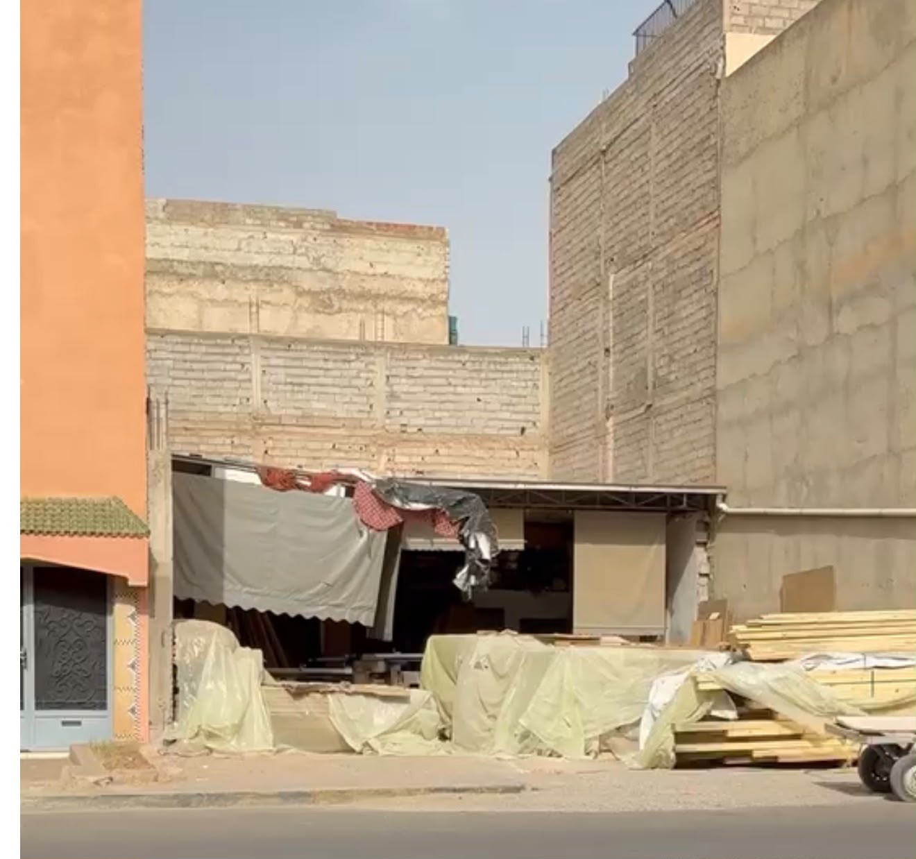 خطر الحرائق يهدد حي "معطى الله" بمراكش بعد تحويل بقعة عارية لورشة عشوائية للخشب