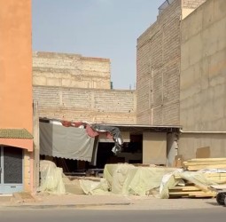 خطر الحرائق يهدد حي "معطى الله" بمراكش بعد تحويل بقعة عارية لورشة عشوائية للخشب