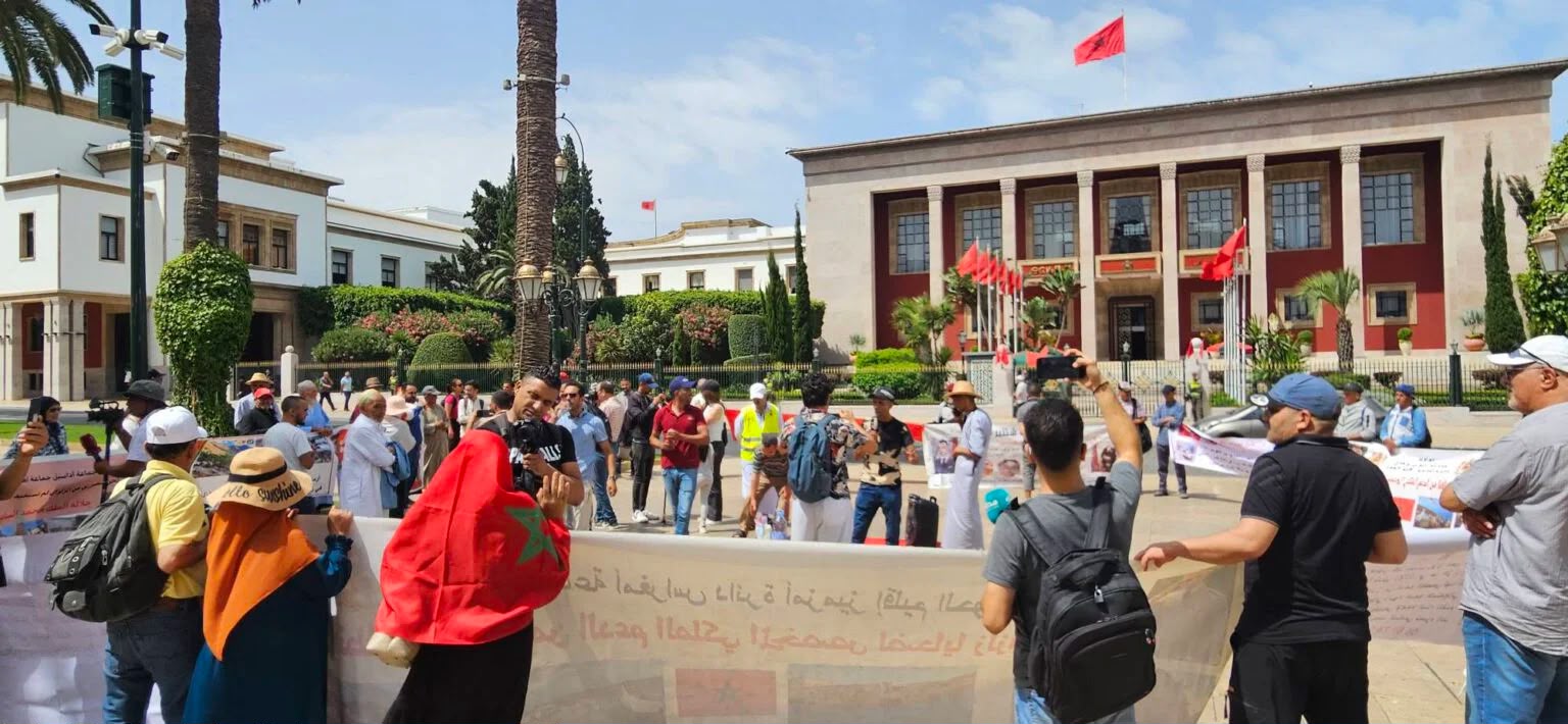 وقفة احتجاجية لمتضررين من زلزال الحوز أمام البرلمان بالرباط للمطالبة بالدعم