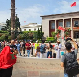 وقفة احتجاجية لمتضررين من زلزال الحوز أمام البرلمان بالرباط للمطالبة بالدعم