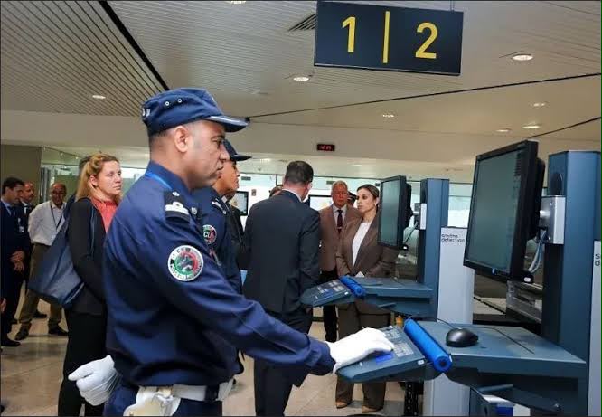 سقوط مطلوب دولي: أمن مطار مراكش يطيح بريطاني متورط في جريمة قتل بمولدافيا