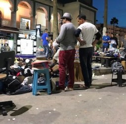 غزو الأرصفة في "العزوزية".. فوضى عارمة تبتلع الحي في غياب الرادع